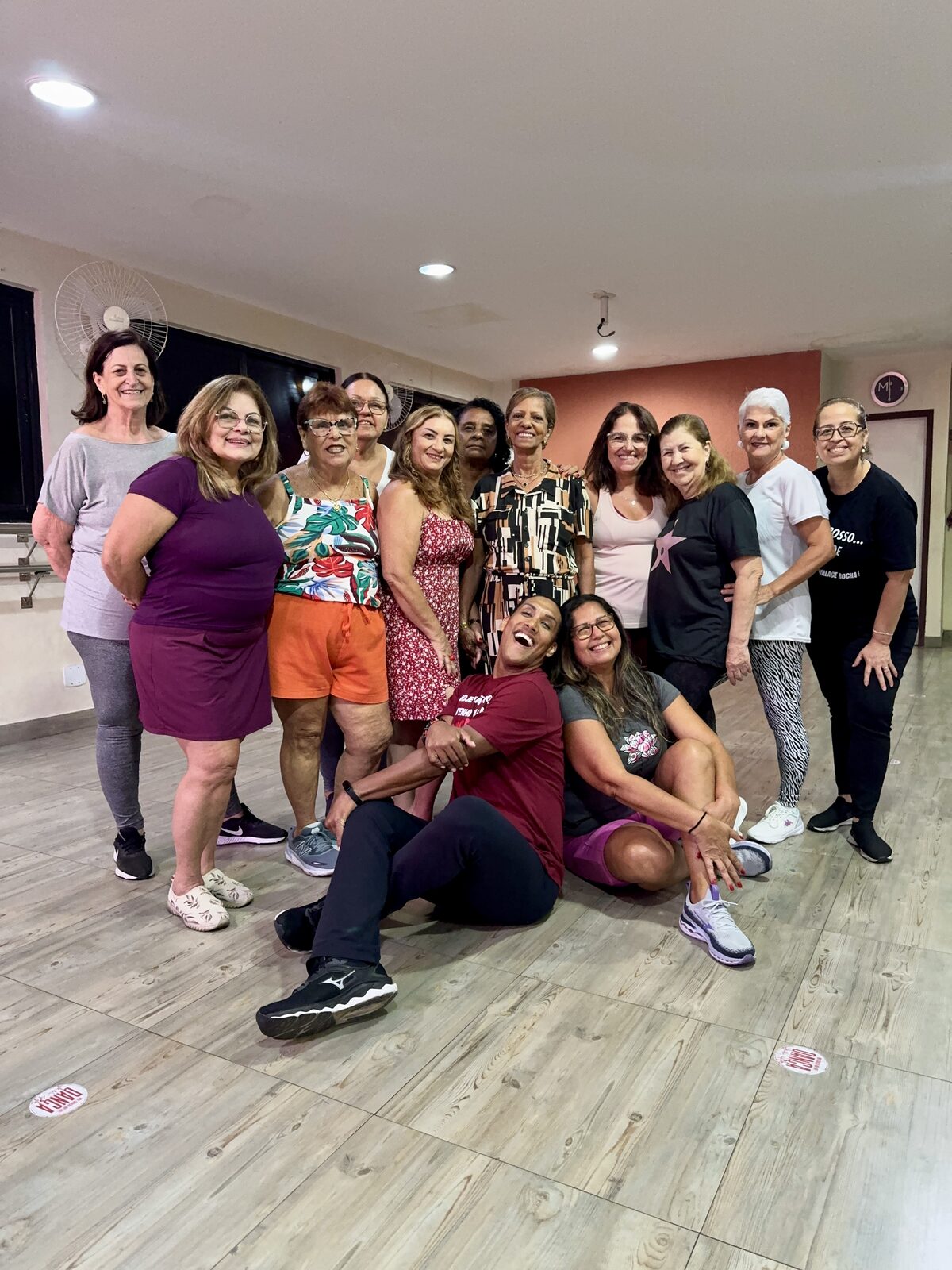 Turma de mulheres 60+ reunida com Walace Rocha no estúdio